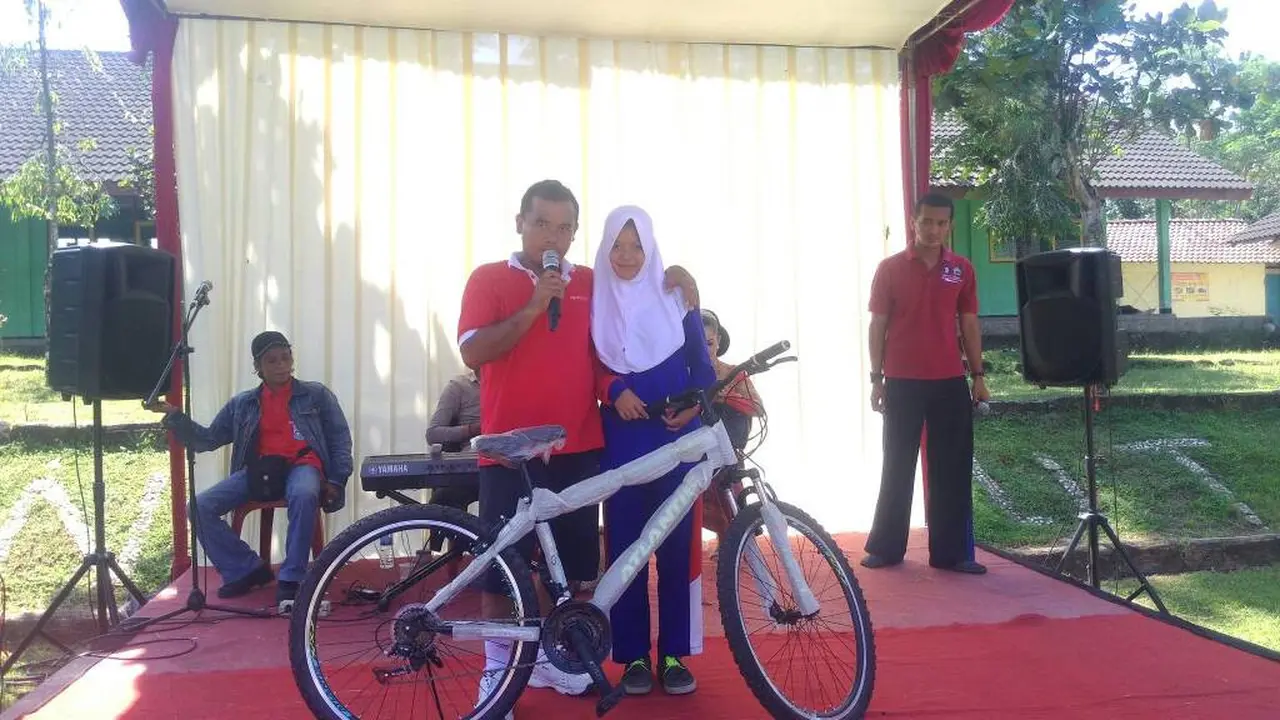 Bagi-Bagi Sepeda ala Jokowi Diikuti Bupati Purbalingga