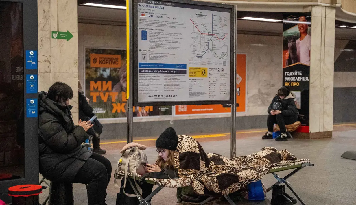 Warga berlindung di stasiun metro selama serangan pesawat tak berawak dan rudal Rusia di Kyiv, Ukraina, pada 9 Januari 2026 pagi hari waktu setempat, di tengah invasi Rusia ke Ukraina. Stasiun metro bawah tanah di Kyiv menjadi solusi utama para warga setempat untuk berlindung dari serangan drone dan rudal Rusia. (Serhii Okunev/AFP)