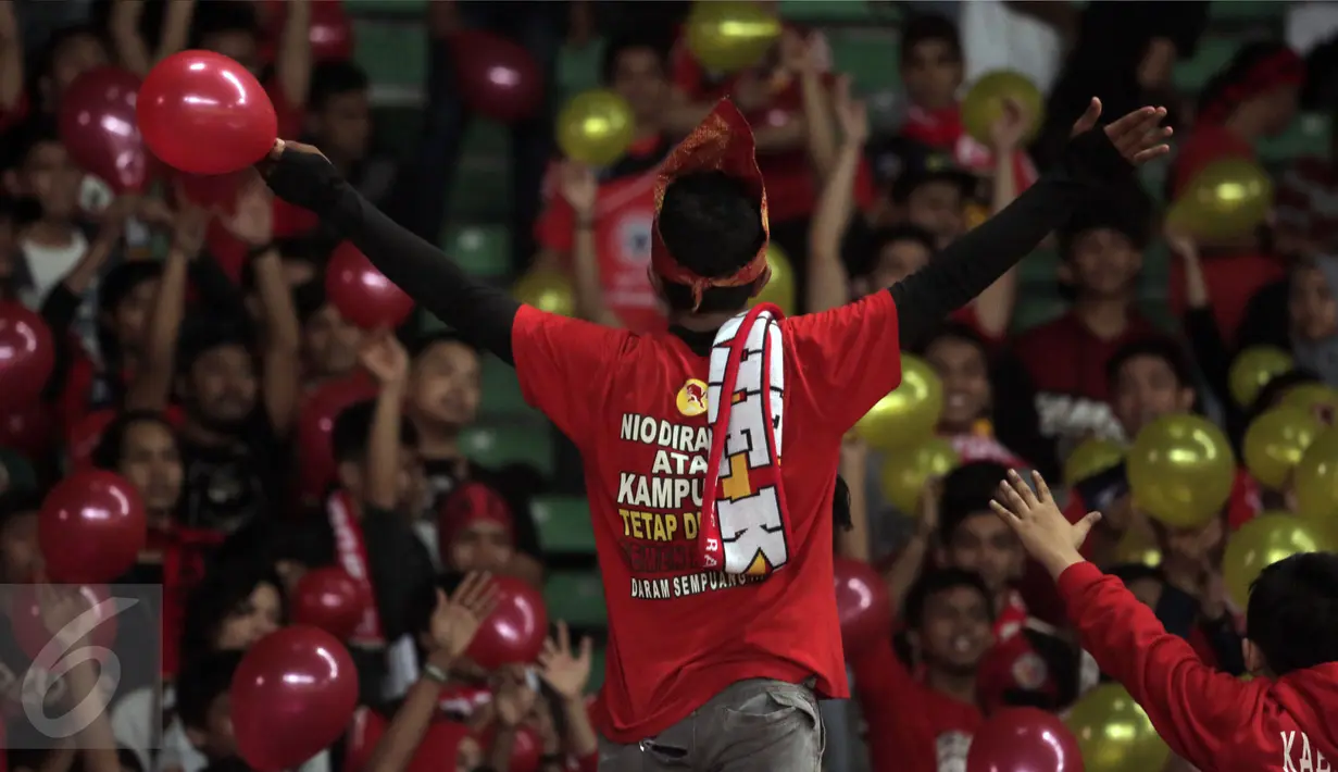 Suporter tim Kabau Sirah mengangkat balon jelang laga Persija melawan Semen Padang di Torabika Soccer Championship presented by IM3 Ooredoo di Stadion GBK, Jakarta, Minggu (8/5/2016). (Liputan6.com/Helmi Fithriansyah)