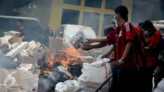 Petugas memusnahkan barang bukti persidangan dengan cara dibakar di Kejaksaan Negeri Jakarta Utara, Kamis (16/3). Sebanyak delapan jenis barang bukti hasil sitaan dari 2015 hingga sekarang dimusnahkan. (Liputan6.com/Faizal Fanani)