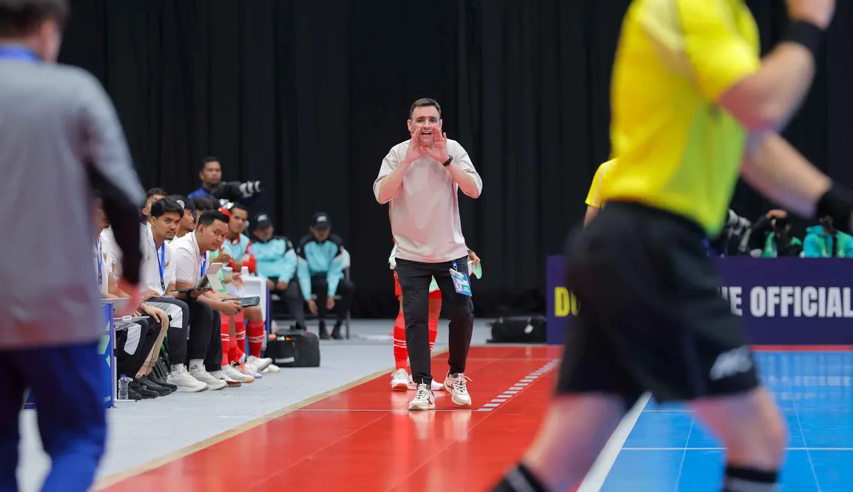 Tim racikan pelatih Hector Souto tampil dominan meski terus mendapat tekanan dari para pemain Korea Selatan. Tampak dalam foto, pelatih Timnas Futsal Indonesia, Hector Souto saat memimpin tim asuhannya bertanding melawan Korea Selatan pada laga pertama Grup A Piala Asia 2026 di Indonesia Arena, Jakarta, pada Selasa (27/1/2026) malam WIB. (Bola.com/Bagaskara Lazuardi)