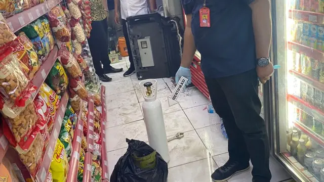 Tabung Oksigen Dan Gas LPG 3 KG Di Lokasi Pembobolan ATM. (Kamis, 16/09/2021). (Dokumentasi Polres Serang Kota).