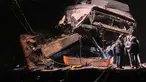 Tim penyelamat merespons setelah sebuah kereta komuter tergelincir akibat menabrak tembok penahan yang runtuh ke rel di Gelida, dekat Barcelona, Spanyol, pada Selasa 20 Januari 2026. Kecelakaan kereta kembali mengguncang Spanyol. (AP Photo/Joan Mateu Parra)