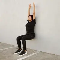 Wall pilates dirancang dengan memanfaatkan dinding sebagai alat bantu atau tahanan. (Foto/dok: Freepik)