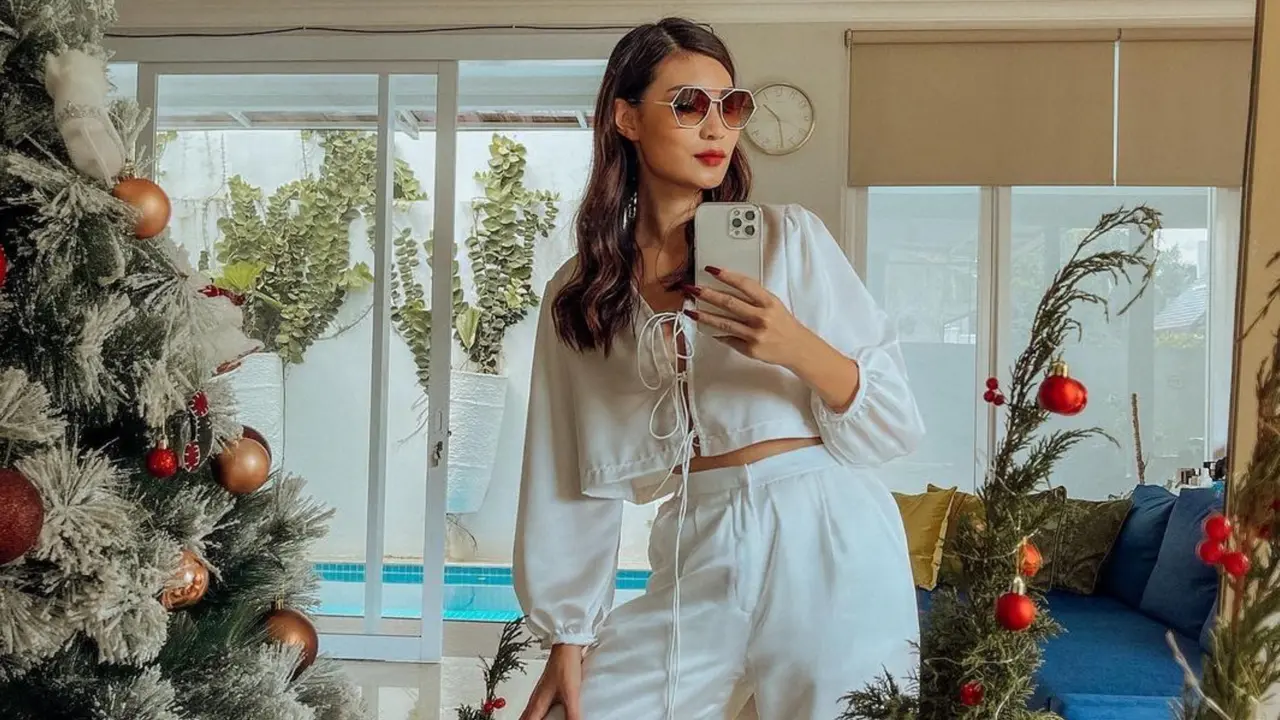 FOTO: Gaya Patricia Gouw Dalam Balutan Busana Putih, Tampil Stylish