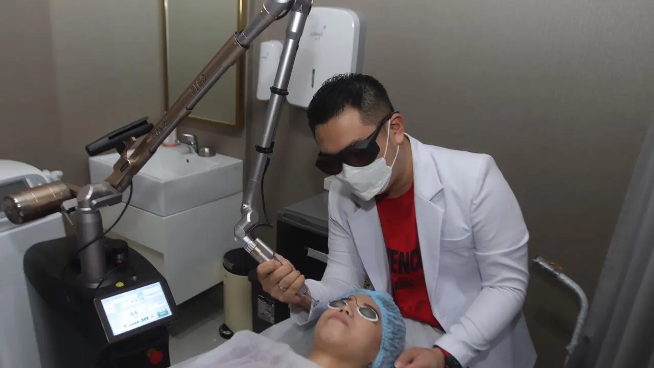 Perawatan kecantikan di Klinik Surabaya. (Dian Kurniawan/Liputan6.com)