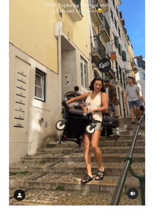 8 Momen Jennifer Bachdim Angkat Stroller Anak saat Liburan di Portugal, Curi Perhatian