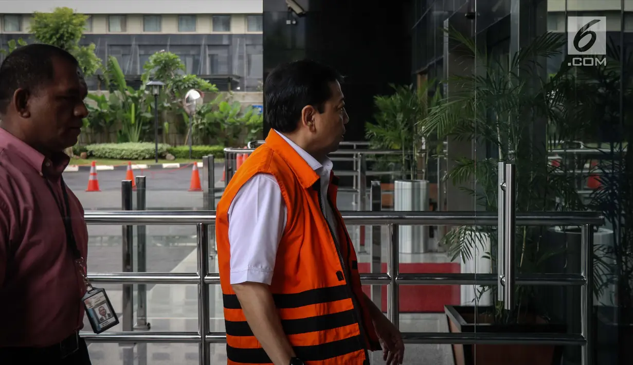 Tersangka kasus korupsi e-KTP Setya Novanto memasuki gedung KPK untuk menjalani pemeriksaan, Jakarta, Kamis (30/11). Pihak KPK menyatakan akan memfasilitasi pemeriksaan MKD terhadap Setya Novanto, tersangka kasus korupsi e-KTP.(Liputan6.com/Faizal Fanani)