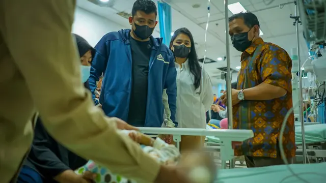 Bobby Nasution Jenguk Bayi Penderita Astresia Bilier, Kahiyang Ayu Sampai Menangis Terharu