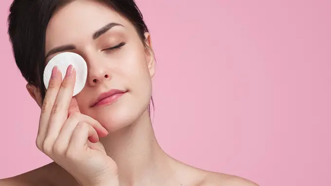 5 Langkah Membersihkan Makeup Waterproof yang Tepat demi Cegah Iritasi dan Jerawat