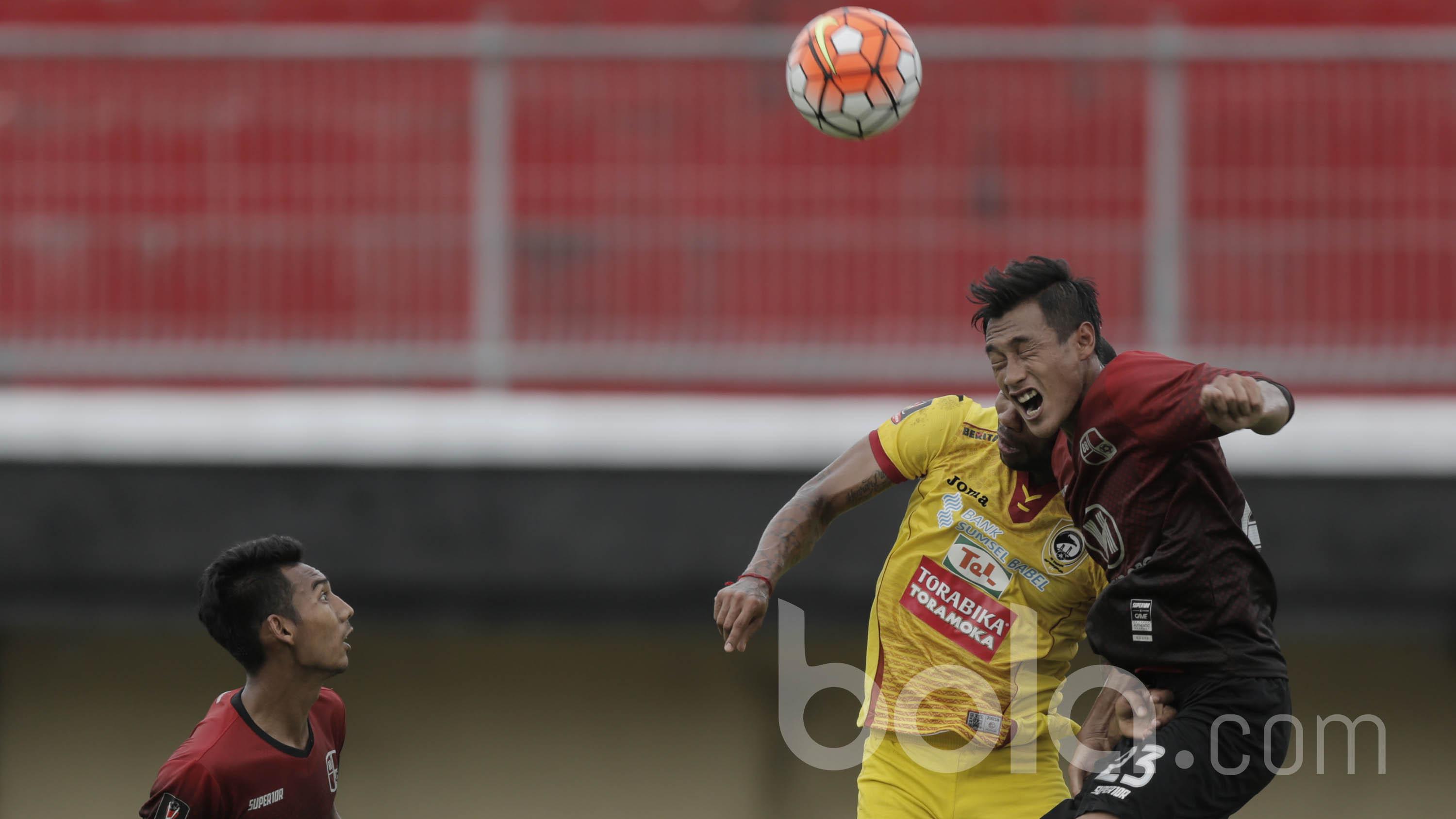 Bek Barito Putera, Hansamu Yama, duel udara dengan striker Srieijaya FC, Hilton Moreira, pada laga Piala Presiden di Stadion Kapten I Wayan Dipta, Bali, Senin (13/2/2017). Barito Putera kalah 1-2 dari Sriwijaya FC. (Bola.com/Vitalis Yogi Trisna)