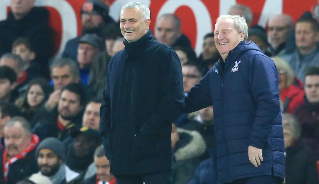 Pelatih MU, Jose Mourinho tertawa saat timnya meladeni perlawanan tim tamu Crystal Palace pada laga lanjutan Premier League yang berlangsung di stadion Old Trafford, Manchester, Minggu (25/11). MU bermain imbang 0-0. (AFP/Lindsay Parnaby)