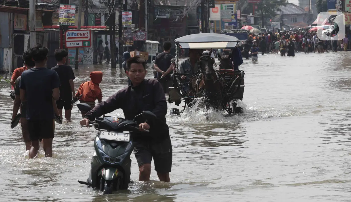 Sejumlah pengendara motor dan warga terpaksa menerobos banjir menggunakan gerobak yang disewakan warga sekitar. (Liputan6.com/Angga Yuniar)