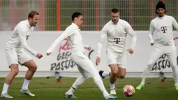 Tampil di kandang sendiri dan hasil imbang 2-2 di leg pertama membuat Bayern diunggulkan bakal lolos.  (AP Photo/Matthias Schrader)