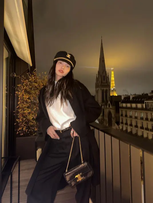 Di foto lain, Lisa BLACKPINK menambah outfitnya dengan coat hitam panjang dan tas dari Celine. (FOTO: instagram.com/lalalalisa_m/)