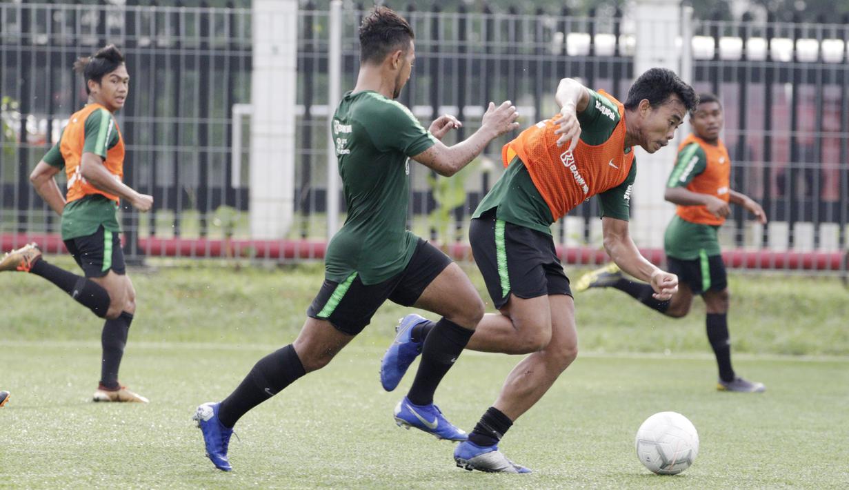 Pemain Timnas Indonesia U-22, Nurhidayat, menggiring bola saat latihan di Lapangan ABC Senayan, Selasa (5/2). Nurhidayat merupakan palang pintu andalan yang siap menjaga pertahanan Timnas Indonesia U-22. (Bola.com/M Iqbal Ichsan)