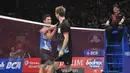 Pebulutangkis Indonesia, Jonatan Christie bersalaman dengan Jan O Jorgensen asal Denmark usai bertanding di perempatfinal BCA Indonesia Open Superseries Premier 2015 di Jakarta, Jumat (5/6/2015). Jonatan kalah 13- 21, 16-21. (Liputan6.com/Herman Zakharia)