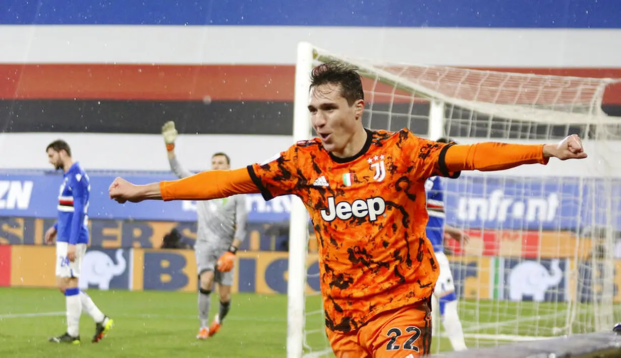 Pemain Juventus, Federico Chiesa, melakukan selebrasi usai mencetak gol ke gawang Sampdoria pada laga Liga Italia di Stadion Luigi Ferraris, Sabtu (30/1/2021). Juventus menang dengan skor 2-0. (Tano Pecoraro/LaPresse via AP)