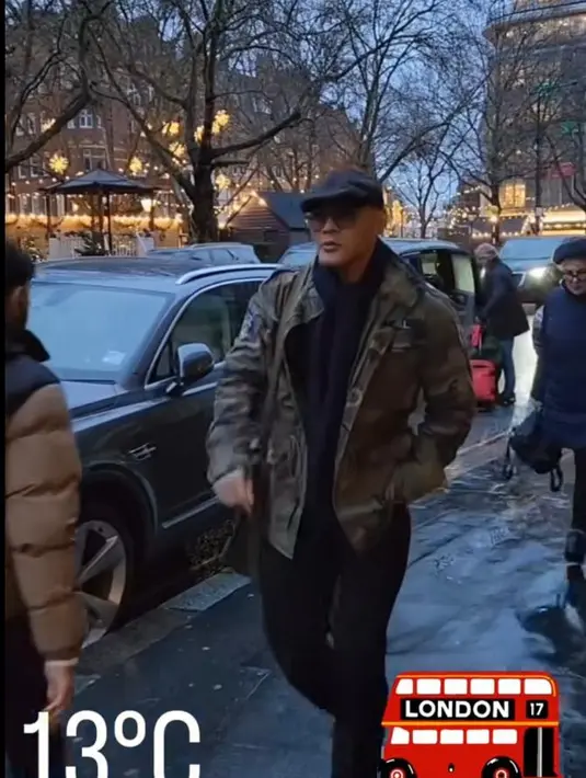 Tak kalah kece, pria yang baru dilantik Letnan Kolonel Tituler oleh TNI ini tampil gagah dengan jaket parka army di atas sweater hitam. @sabrinachairunnisa_/@mastercorbuzier.