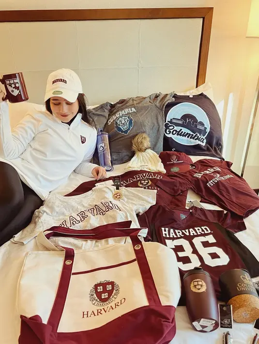 Outfit putih dengan siluet yang lebih sporty juga bisa dipadu padan dengan celana legging dan topi untuk tampilan yang lebih kasual. Foto: Instagram.