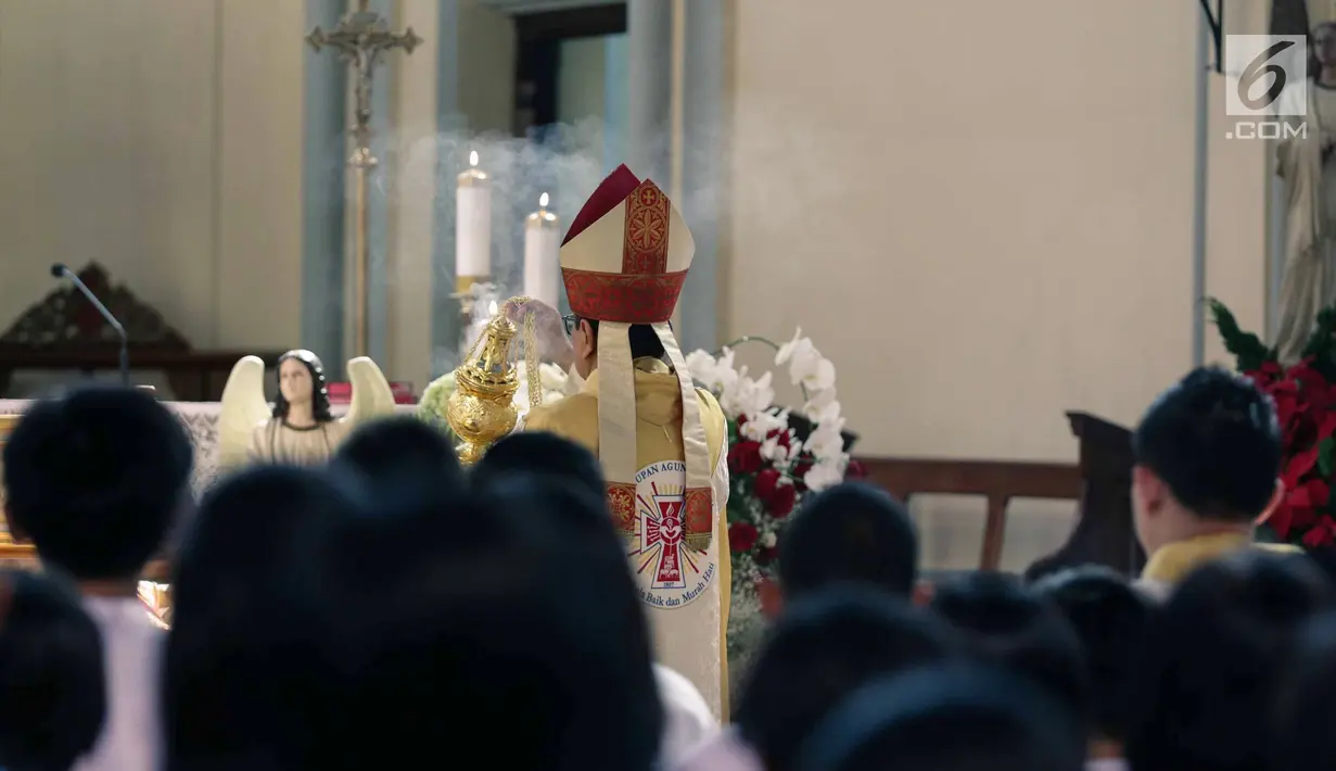 Uskup Agung Jakarta Ignatius Suharyo melakukan prosesi Misa Pontifikal Natal di Gereja Katedral, Jakarta, Senin (25/12). Tahun ini, Gereja Katedral Jakarta mengambil tema kebhinekaan dan nusantara dalam dekorasi Natal mereka. (Liputan6.com/Faizal Fanani)