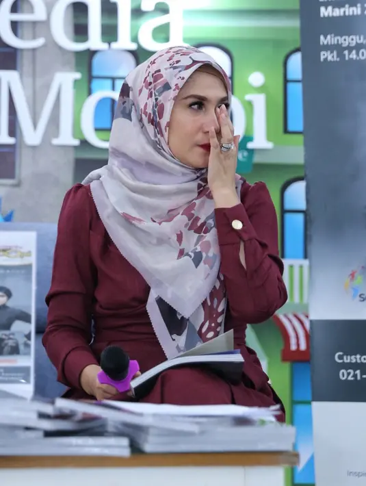 “Jujur saya belum tahu keadaan Inneke, jadi mohon doanya semua. Saya belum bisa hubungi Inneke. Yang penting kita nggak boleh berburuk sangka kepada seseorang,” ungkap Marini Zumarnis. (Adrian Putra/Bintang.com)