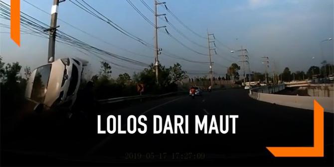 VIDEO: Pengendara Motor Lolos dari Maut setelah Tertabrak Mobil