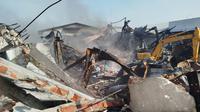 Petugas tetap terus berupaya padamkan kebakaran penyimpanan plastik di Kapuk, Cengkareng, Jakarta Barat (Jakbar). (Liputan6.com/Ady Anugrahadi)