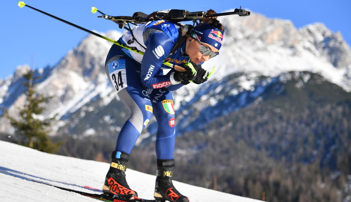 Atlet Biathlon asal Itali, Dorothea Wierer saat mengikuti perlombaan Piala Dunia IBU Biathlon di Hochfilzen, Austria, Jumat (18/12/2020). (Foto: AFP/Barbara Gindl)