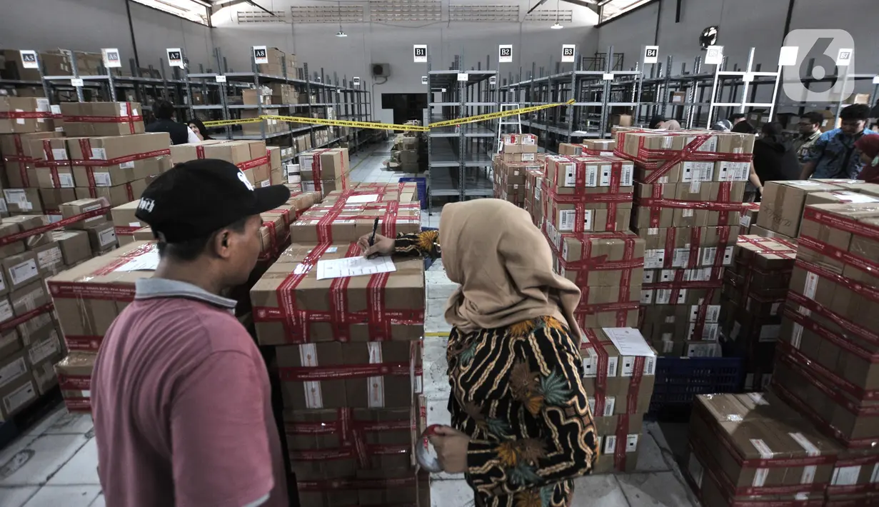 Petugas PPNS BPOM mendata barang bukti hasil pengungkapan kasus peredaran obat dan makanan ilegal di sebuah gudang kawasan Sunter, Jakarta, Selasa (10/12/2019). BPOM menyita 43.071 kosmetik, 58.355 obat tradisional, dan 14.533 pangan olahan ilegal senilai Rp 53 miliar. (merdeka.com/Iqbal Nugroho)