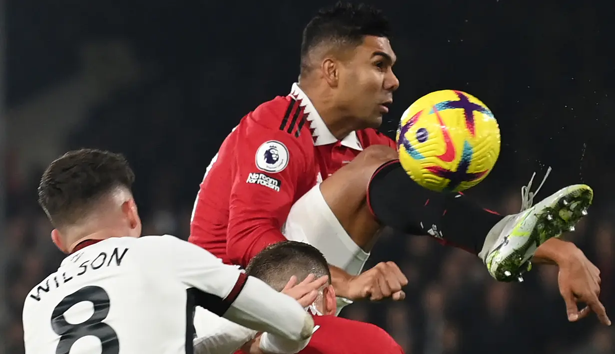 Casemiro. Gelandang bertahan Brasil berusia 30 tahun ini menjadi pemain termahal keenam dalam Derby Manchester edisi terbaru. Casemiro baru didatangkan Manchester United pada awal musim 2022/2023 dari Real Madrid dengan nilai transfer 70,65 juta euro atau kini setara Rp1,16 triliun. Dalam Derby Manchester di Liga Inggris ia baru menjalani debutnya saat MU kalah 3-6 di pertemuan pertama musim ini. (AFP/Glyn Kirk)
