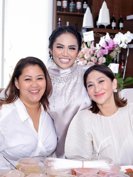 Shelomita Diah hadir dengan atasan putih plisket. Anting-anting pun melengkapi tampilannya.
 [@krisdayantilemos]