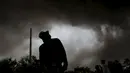 Seorang tentara menyaksikan Gunung Sinabung melontarkan awan panasnya di Desa Tiga Serangkai, Karo, Sumatera Utara, Rabu (24/6/2015). Sekitar 10.000 jiwa warga yang tinggal di kaki Gunung Sinabung, kini berada di posko pengungsian. (REUTERS/Beawiharta)