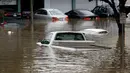 Sejumlah mobil terendam banjir di San Jose, California, Selasa (21/2). Banjir terjadi akibat meluapnya Sungai Coyote Creek yang tidak mampu menampung debit air setelah hujan lebat. (AP Photo/Marcio Jose Sanchez)