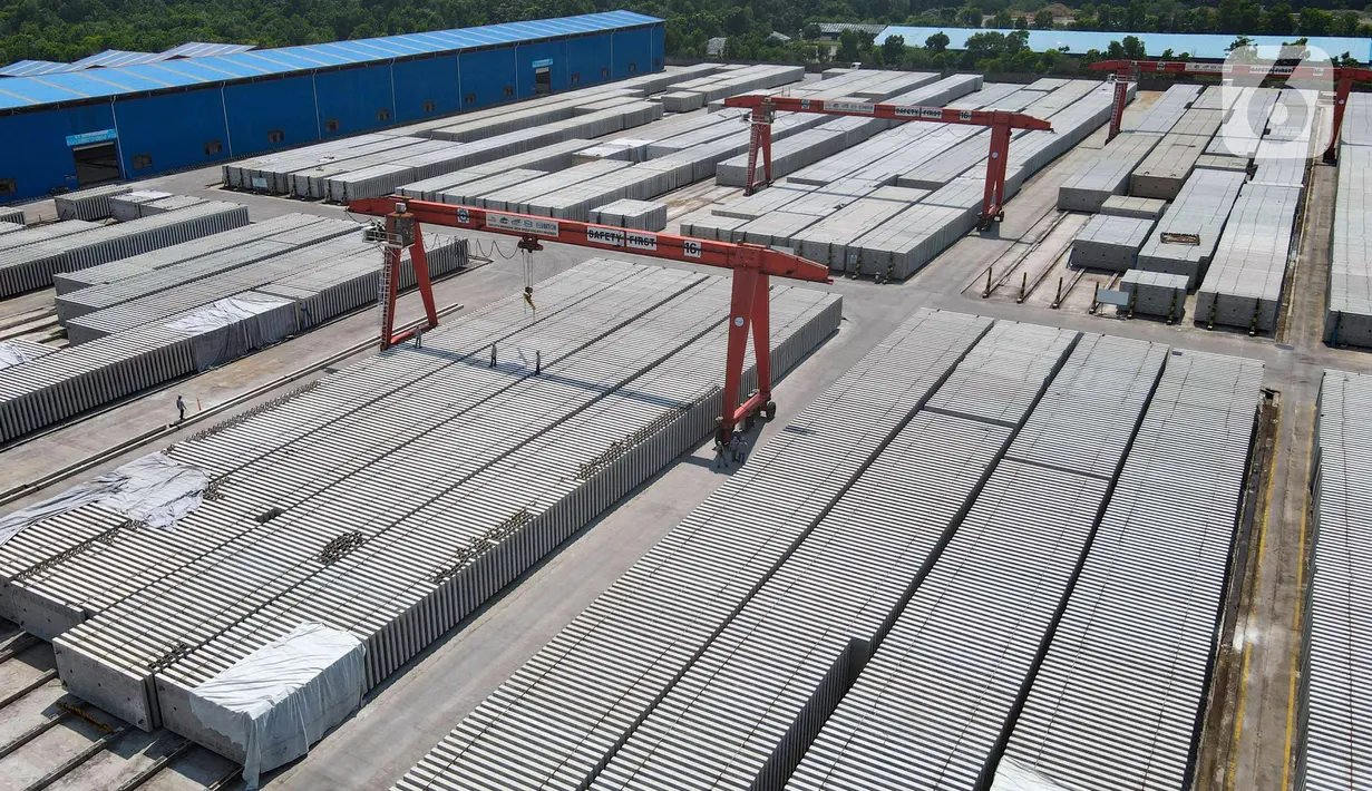 Deretan slab track terlihat di pabrik Slab Track PT Wika Beton, Karawang, Jawa Barat, Rabu (18/5/2022). PT Wijaya Karya Beton Tbk (WIKA Beton) telah usai menutup produksi bantalan rel Kereta Cepat Jakarta - Bandung, yang mampu memproduksi 70 unit slab track dalam satu hari atau 1.200 unit dalam satu bulan dengan melibatkan 283 tenaga kerja lokal. (Liputan6.com/Herman Zakharia)
