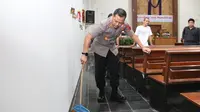 Kapolres AKBP Rudy Cahya Kurniawan turut membersihkan Gereja Kristen Indonesia (GKI) Kebumen. (Foto: Liputan6.com/Polres Kebumen/Muhamad Ridlo)