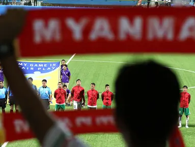 Ekspresi pemain Timnas Indonesia U-23 jelang meyanyikan lagu Indonesia Raya saat melawan Myanmar U-23 di SEA Games 2015 yang berlangsung di Stadion Jalan Besar, Singapura. Selasa (2/6). Indonesia U-23 kalah dengan skor 2-4. (Bola.com/Arief Bagus)