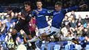 Pemain Arsenal, Alexis Sanchez (kiri) mencoba melewati adangan pemain Everton, Phil Jagielka (kanan) pada laga Premier League pekan ke-9 di Goodison Park, Liverpool, (22/10/2017). Arsenal menang 5-2. (AFP/Oli Scarff)