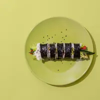 Memotong Kimbap dengan Rapi / by freepik