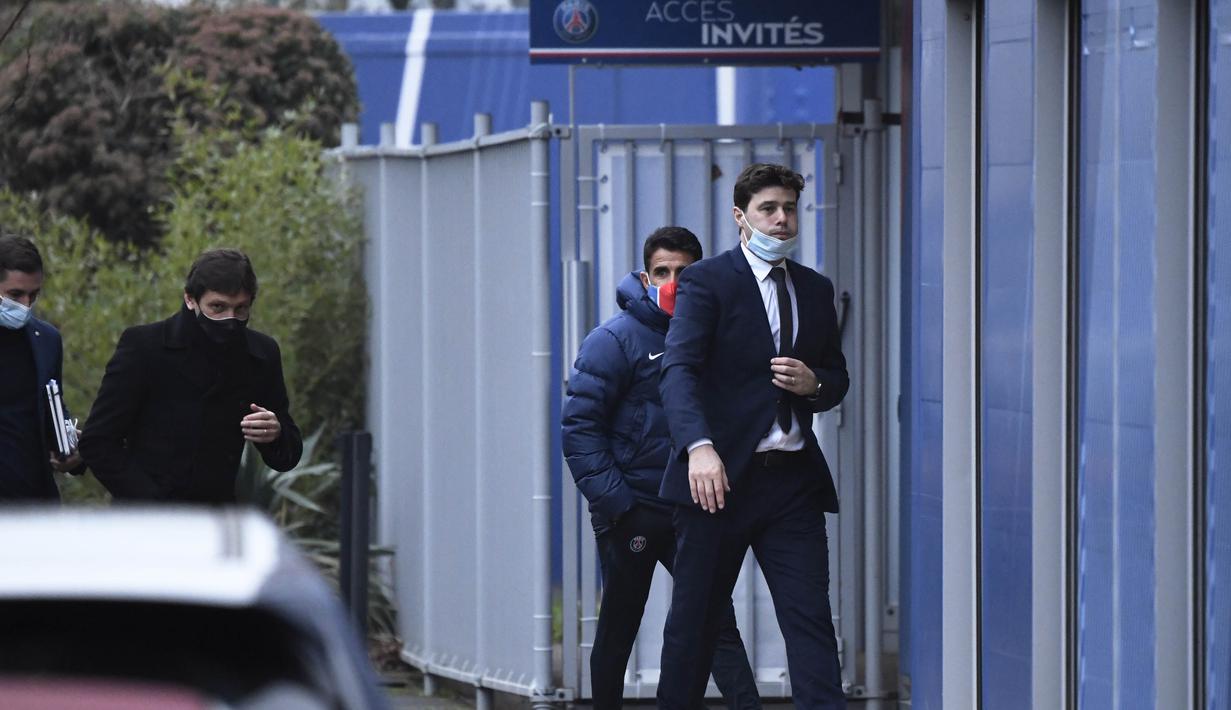 Pelatih Paris Saint-Germain (PSG), Mauricio Pochettino, meninggalkan Pusat Latihan PSG di Paris, Selasa, (5/1/2021).  PSG resmi memperkenalkan Pochettino sebagai pelatih baru. (Photo by Bertrand GUAY / AFP)