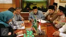 Ketua Umum PBNU, Said Aqil Siradj (tengah) saat melakukan dialog dengan Dubes Inggris untuk Indonesia, Moazzam Malik (kiri) dan petinggi PBNU lainnya di Jakarta,  (8/4). (Liputan6.com/JohanTallo)