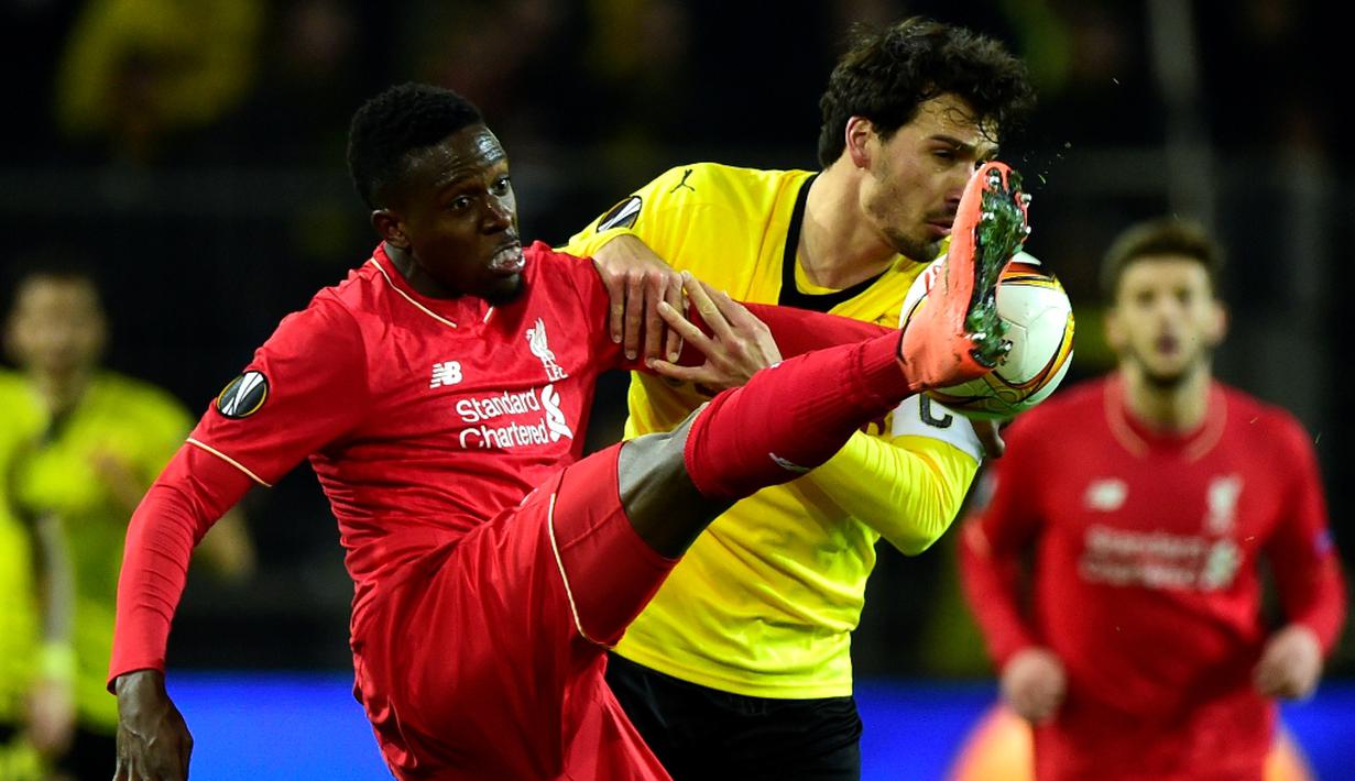 Duel antara pemain Dortmund, Mats Hummels, dan pemain Liverpool, Divock Origi, pada laga leg pertama perempat final Liga Europa di Stadion Signal Iduna Park, Dortmund, Jumat (8/4/2016) dini hari WIB. (AFP/John Macdougall)