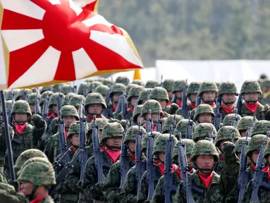 Pasukan bela diri Jepang unit infantri berbaris saat upacara tahunan Pasukan Bela Diri (SDF) di Pangkalan Asaka, Jepang(23/10). Upacara ini dihadiri oleh Perdana Menteri Jepang Shinzo Abe. (Reuters/Kim Kyun-Hoon)