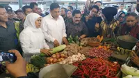 Gubernur Jawa Timur didampingi Wali Kota Kediri Abdullah Abu Bakar melakukan sidak di Pasar Pahing Kota Kediri Jawa Timur. (Liputan6.com/ Dian Kurniawan)