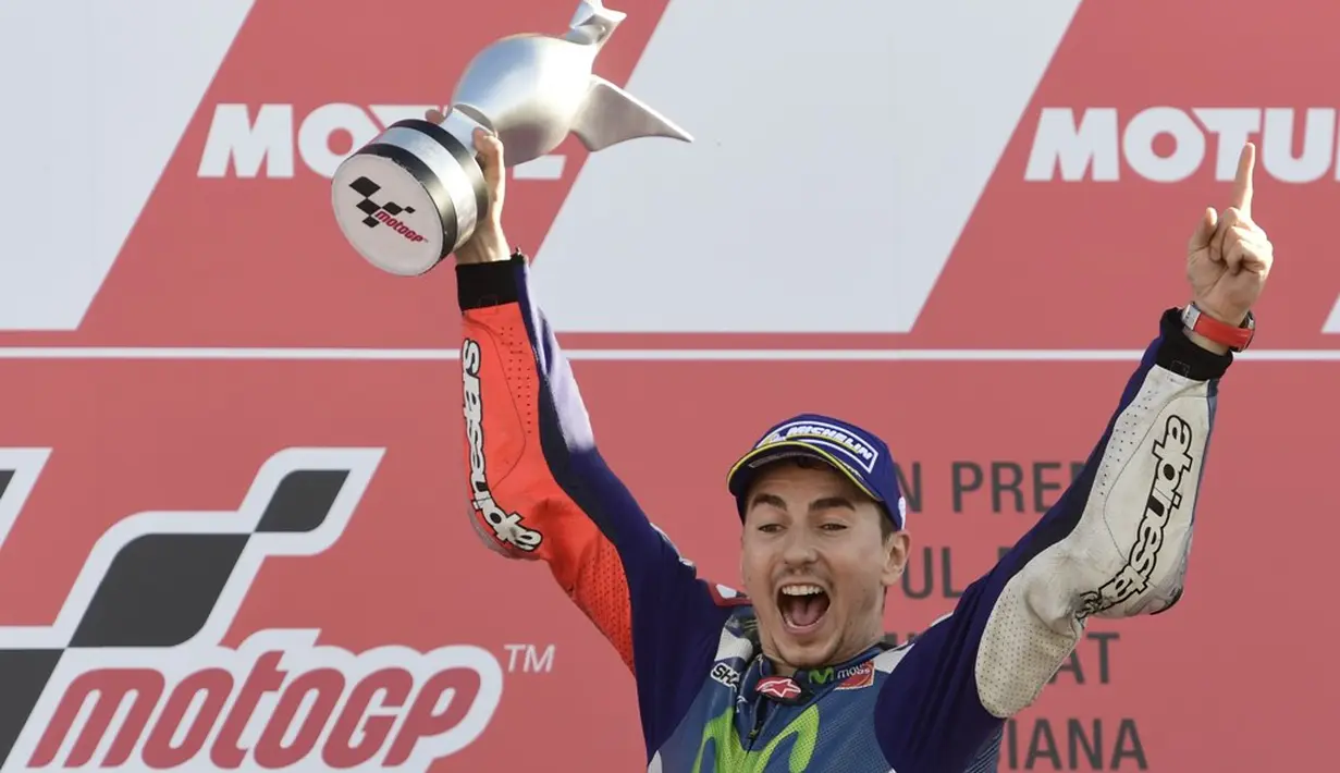 Pebalap Movistar Yamaha, Jorge Lorenzo, menutup musim 2016 dengan kemenangan di MotoGP Valencia, Minggu (13/11/2016). Lorenzo menjadi pemenang setelah mendominasi balapan sejak awal. (AFP/Javier Soriano)