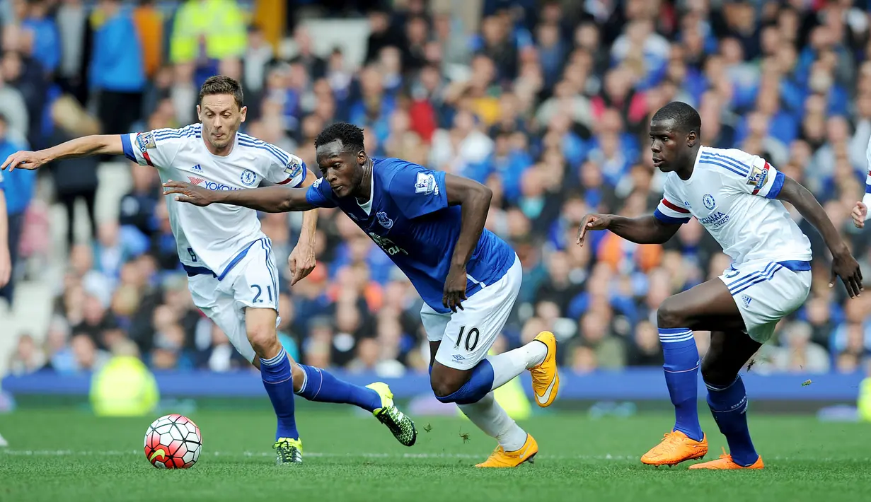 Striker Everton, Rumelu Lukaku (tengah) berebut bola dengan pemain Chelsea  dalam lanjutan Liga Premier Inggris di Stadion Goodison Park. Sabtu (12/9/2015). (EPA/Peter Powell)