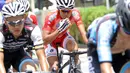 Seorang pebalap Hongkong China Team menikmati makanannya pada etape ke-5 Tour de Singkarak dengan start dari Pantai Carocok-Painan menuju pantai Gondoriah-Pariaman, Sumatera Barart. (Bola.com/NIcklas anoatubun)