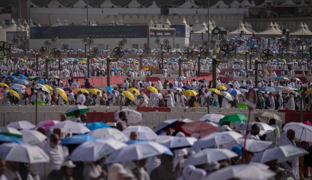 Umat Muslim berjalan menuju tempat melempar jumrah sebagai rangkaian ibadah haji di Mina, Arab Saudi, Rabu 27 Mei 2026. (AP Photo/Altaf Qadri)