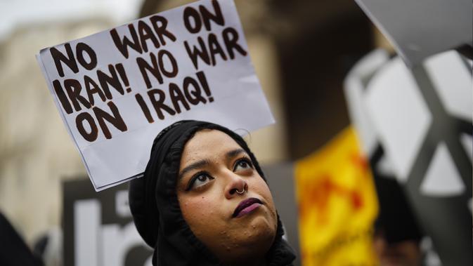 Seorang demonstran saat mengikuti aksi protes  menentang ancaman perang dengan Iran, di London, Inggris (11/1/2020). Serangan tersebut menewaskan petinggi militer Iran Jenderal Qasem Soleiman. (AFP/Tolga Akmen)