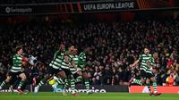 Pemain Sporting Lisbon merayakan gol penalti terakhir Nuno Santos saat melawan Arsenal di leg 2 Liga Europa (AFP)